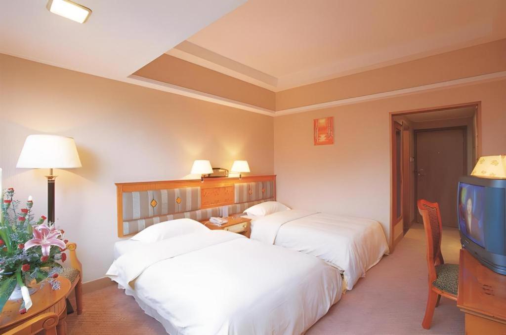 Wings Hotel Canton Esterno foto