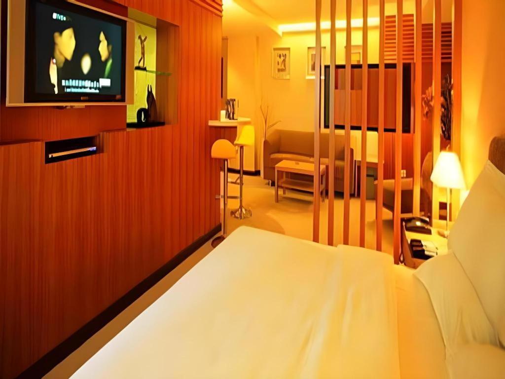 Wings Hotel Canton Esterno foto