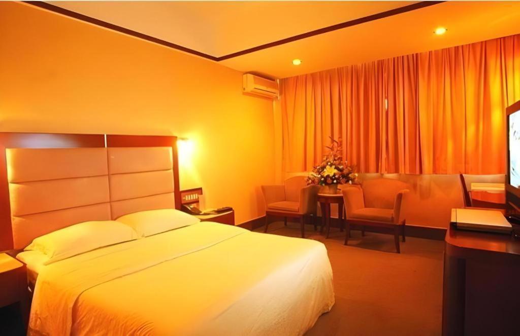 Wings Hotel Canton Esterno foto